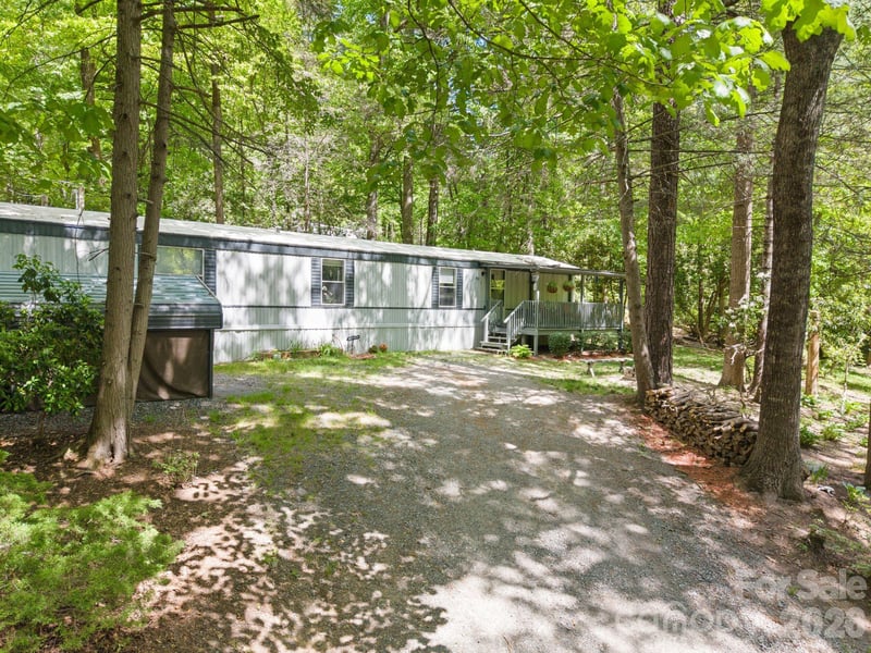 37 Hicks Lake Dr, Hendersonville, NC 28739