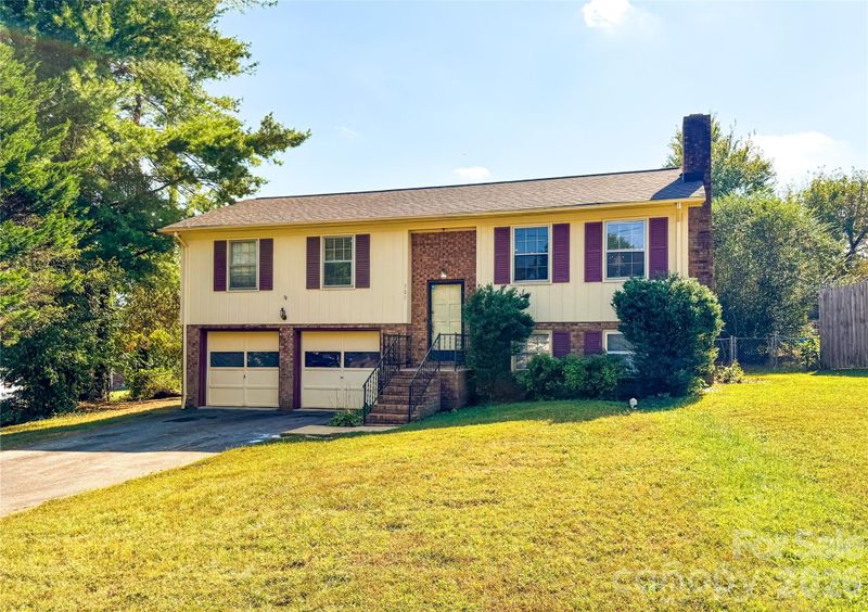 307 Meadowbrook Dr, Newton, NC 28658