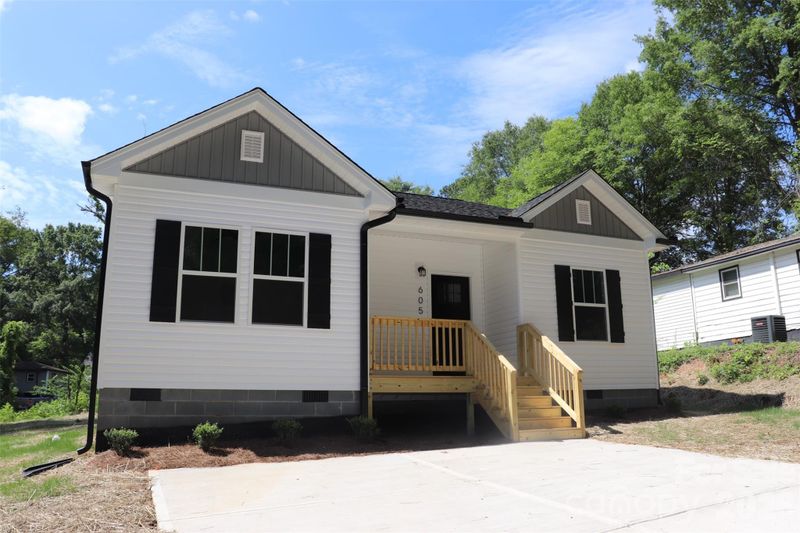 605 E Robinson St, Dallas, NC 28034