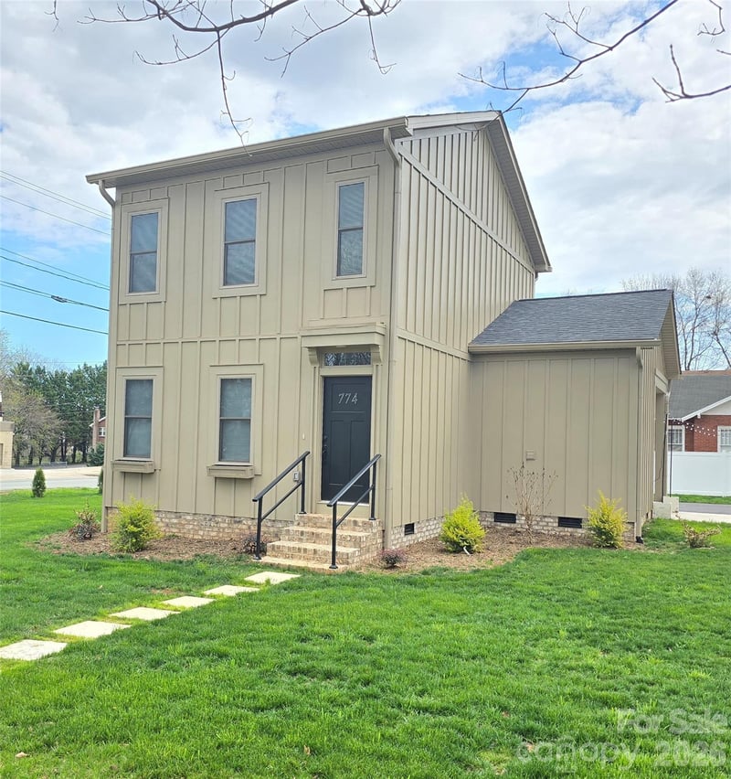774 8th St NE, Hickory, NC 28601
