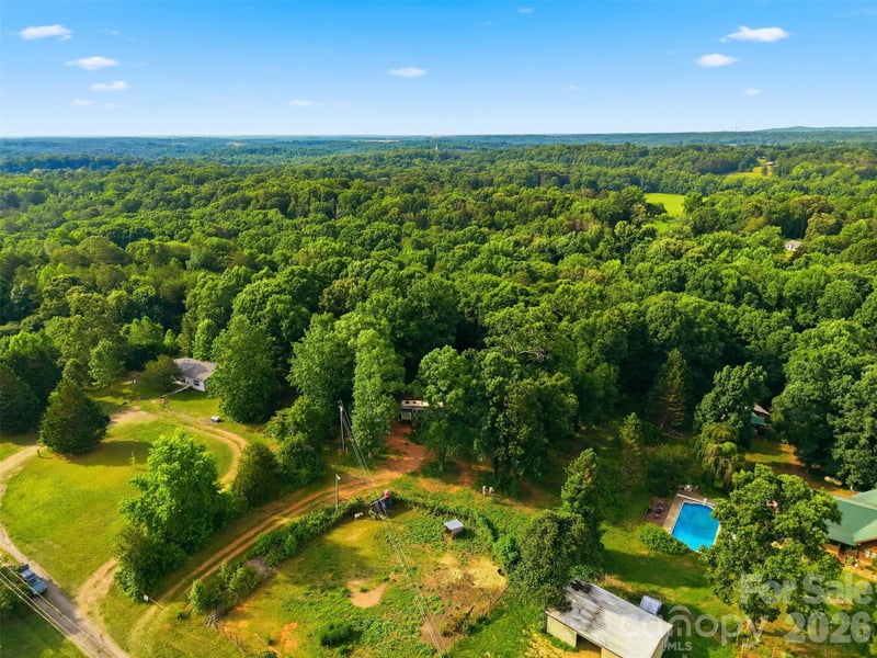 4075 Mamas Garden Dr, Hickory, NC 28602