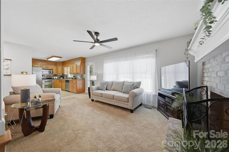 1948 Twin Ponds Dr, Hickory, NC 28602
