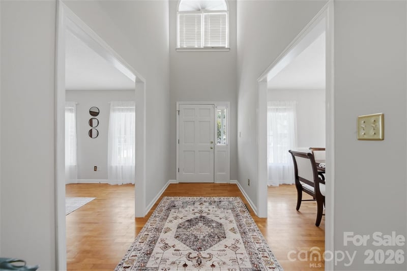 1948 Twin Ponds Dr, Hickory, NC 28602