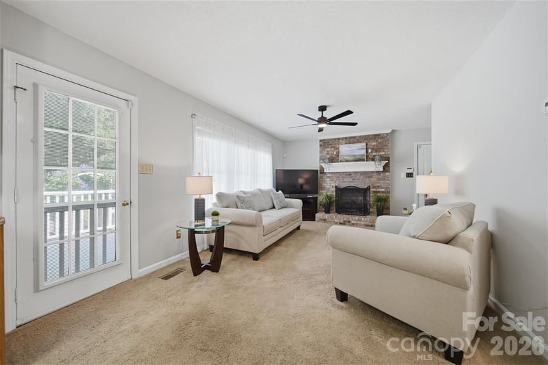 1948 Twin Ponds Dr, Hickory, NC 28602