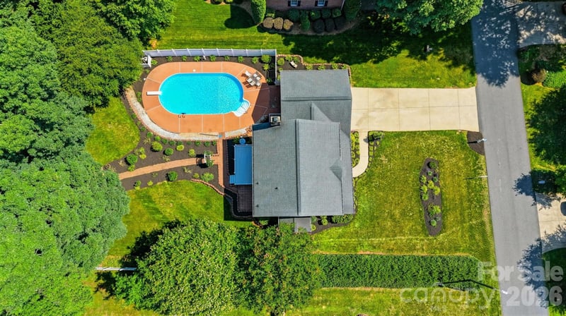 1948 Twin Ponds Dr, Hickory, NC 28602