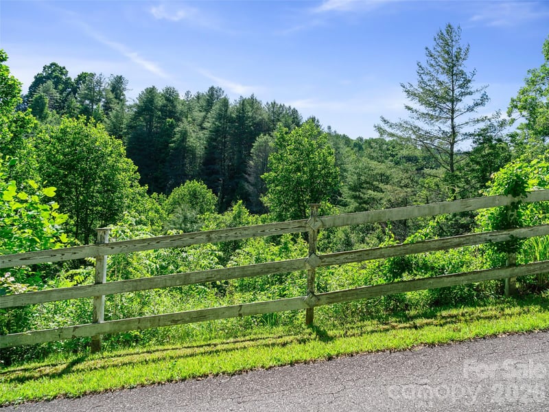 999 Us Hwy 19w Hw, Burnsville, NC 28714