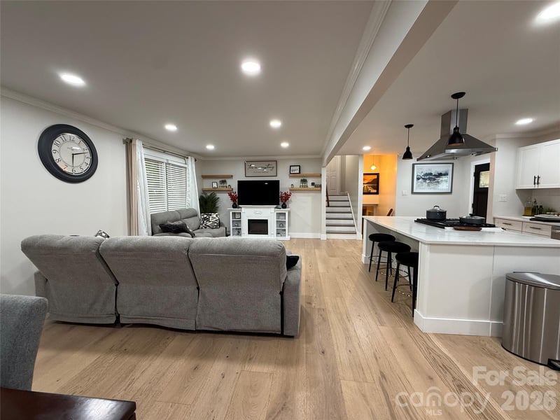 1130 16th Ave NW, Hickory, NC 28601