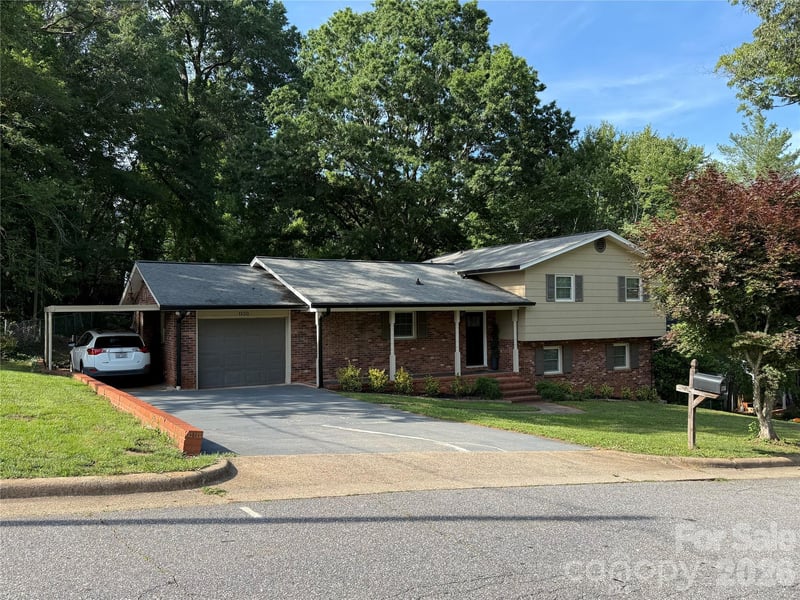 1130 16th Ave NW, Hickory, NC 28601