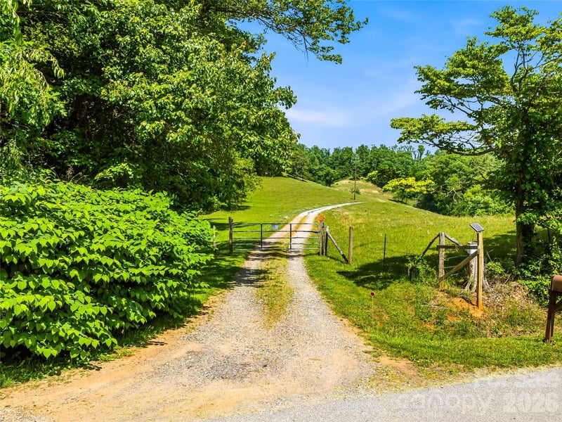 52 Chapel Hill Church Rd, Asheville, NC 28803