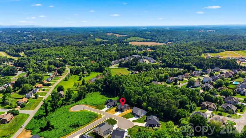 1917 Skyfall Ln, Hickory, NC 28602