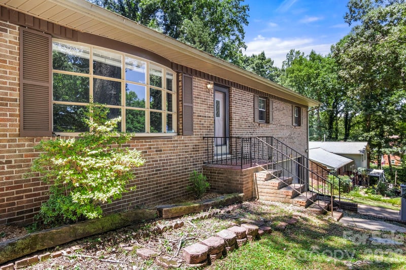 2951 7th Street Dr NE, Hickory, NC 28601