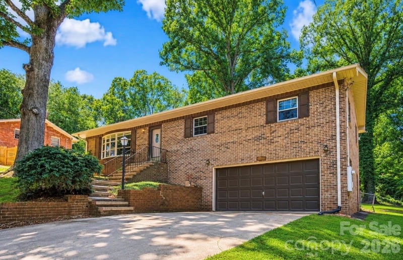 2951 7th Street Dr NE, Hickory, NC 28601