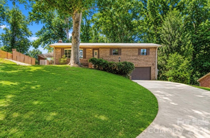 2951 7th Street Dr NE, Hickory, NC 28601