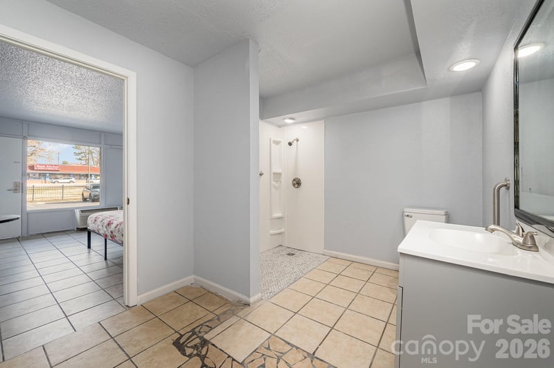 325 SW Hwy 70 Hw, Hickory, NC 28602