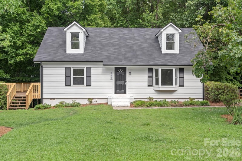 711 King Arthur Dr, Gastonia, NC 28056