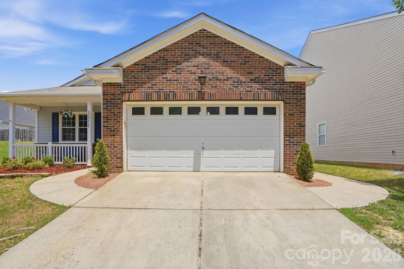 2211 Savannah Hills Dr, Matthews, NC 28105