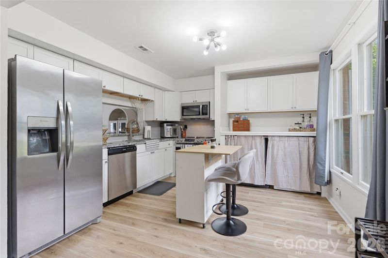 8208 Knights Bridge Rd, Charlotte, NC 28210