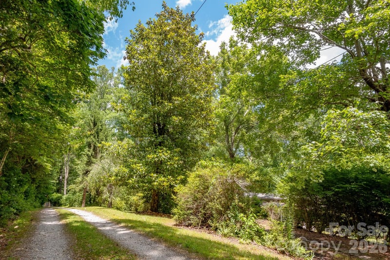 82 Englewood Dr, Hendersonville, NC 28739