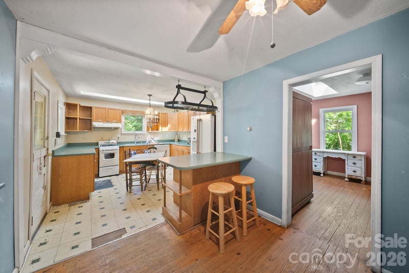 78 Green Oak Rd, Asheville, NC 28804