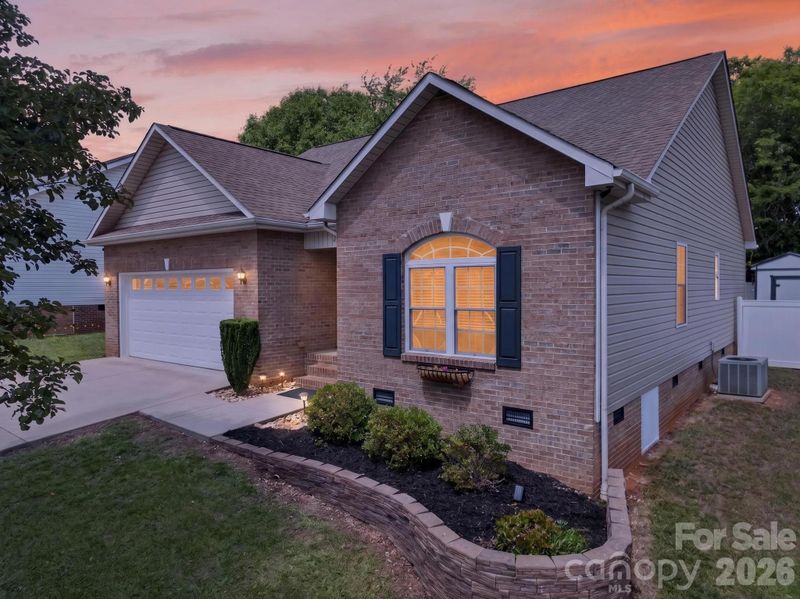 1590 Mayfair Dr, Conover, NC 28613