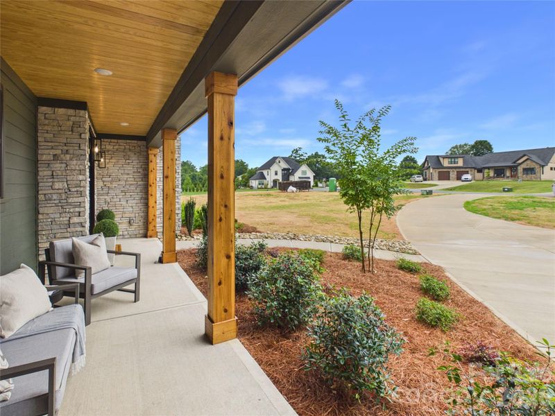 1055 Rolling Meadows Dr, Mooresville, NC 28115