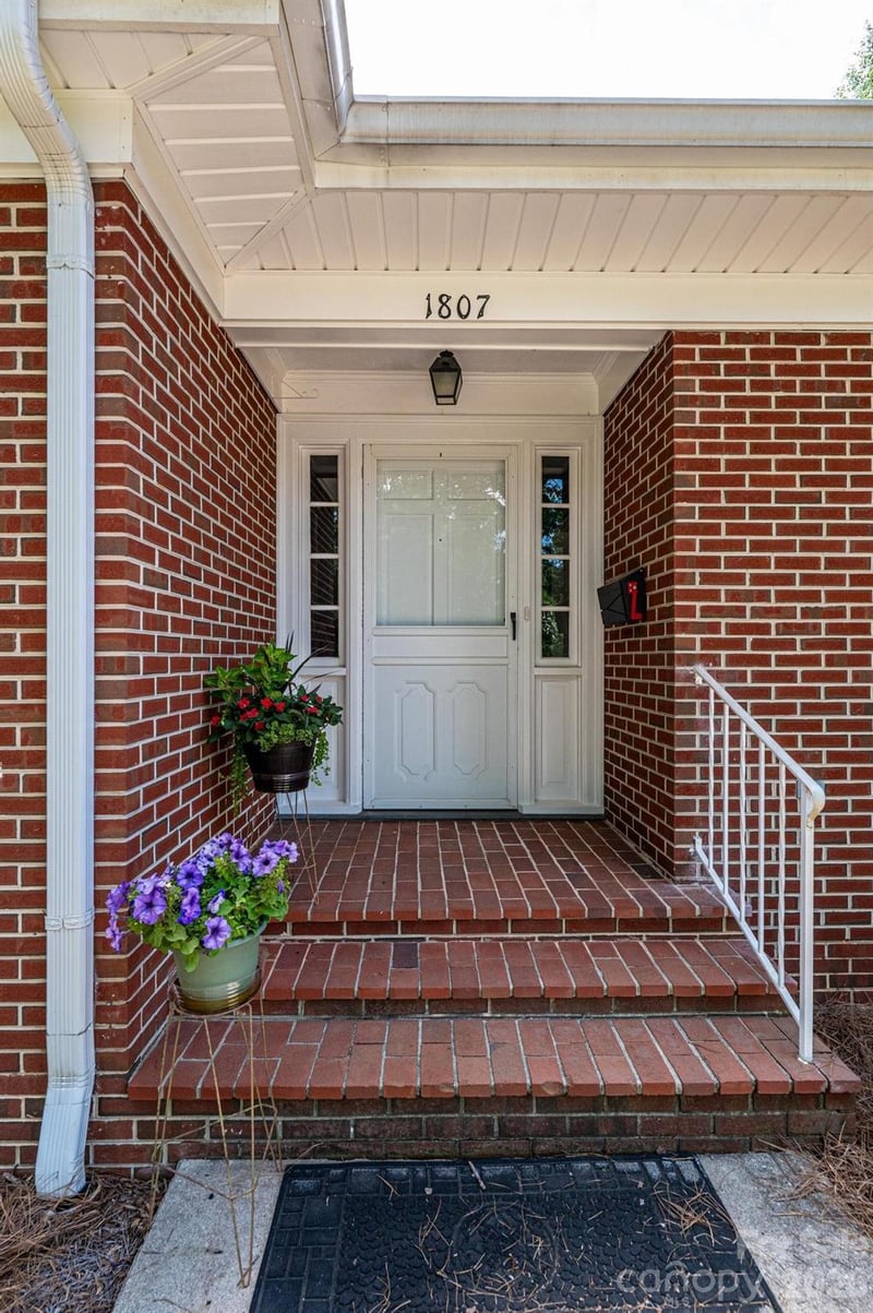 1807 5th St NW, Hickory, NC 28601