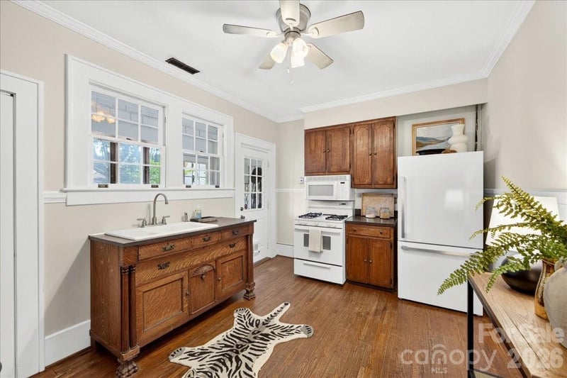 524 Hawthorne Ln #9, Charlotte, NC 28204