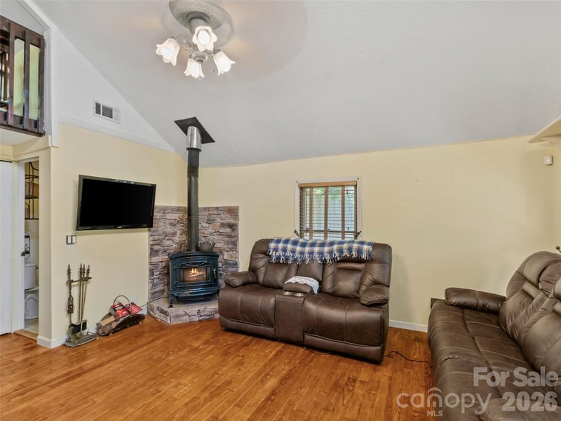 30 Clover Ln, Burnsville, NC 28714
