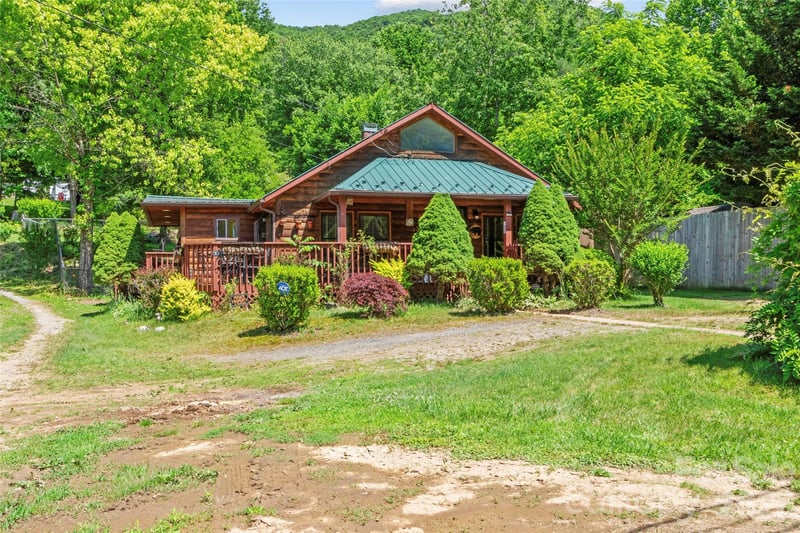 30 Clover Ln, Burnsville, NC 28714