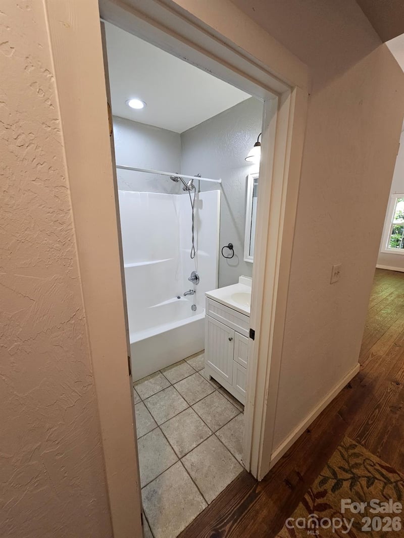 100 Squirrel Ln, Sapphire, NC 28774