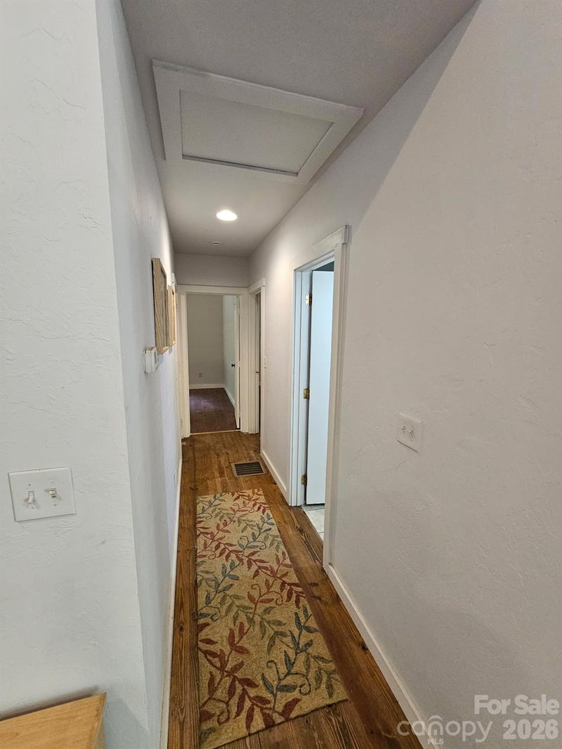 100 Squirrel Ln, Sapphire, NC 28774