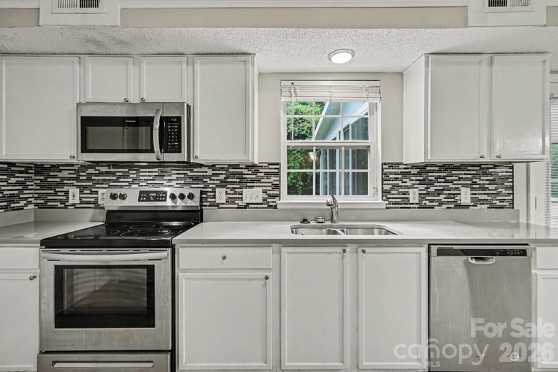 1029 Jordans Pond Ln, Charlotte, NC 28214