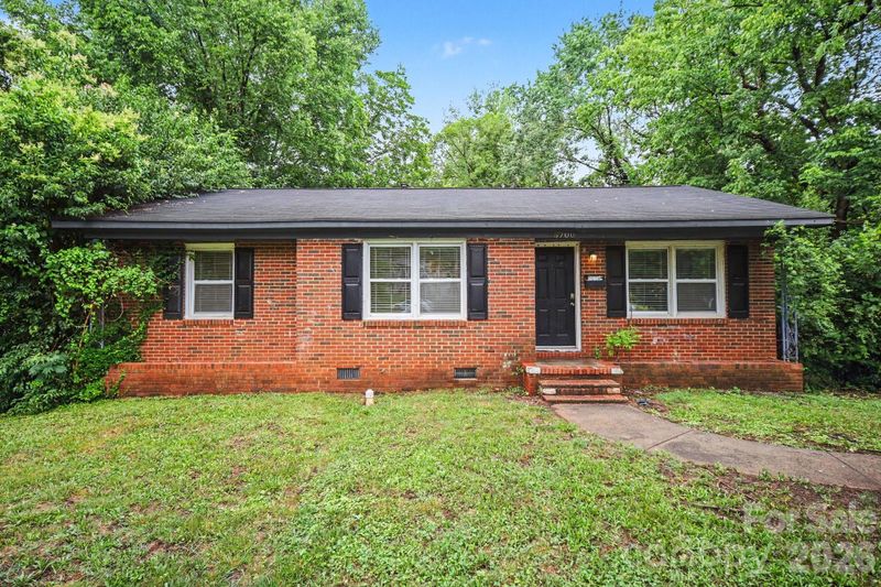 3700 Sargeant Dr, Charlotte, NC 28217