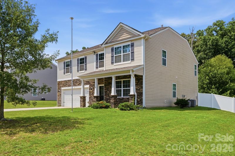 137 Rippling Water Dr, Mount Holly, NC 28120