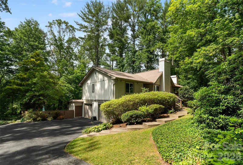 16 Canterbury Dr, Arden, NC 28704