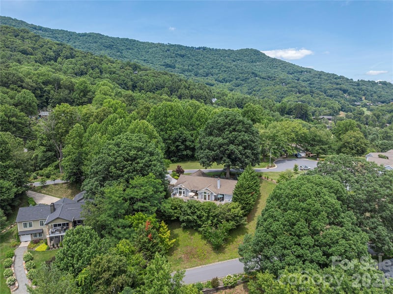 94 Oakcrest Ln, Waynesville, NC 28786
