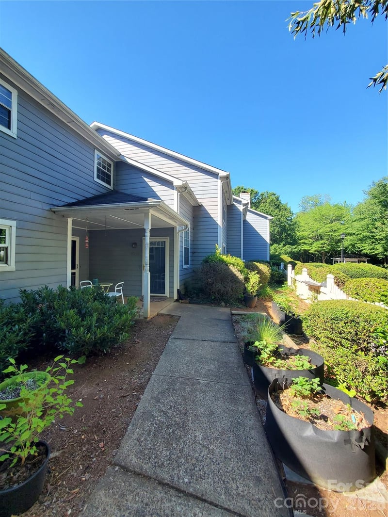 6049 Treetop Ct, Charlotte, NC 28212