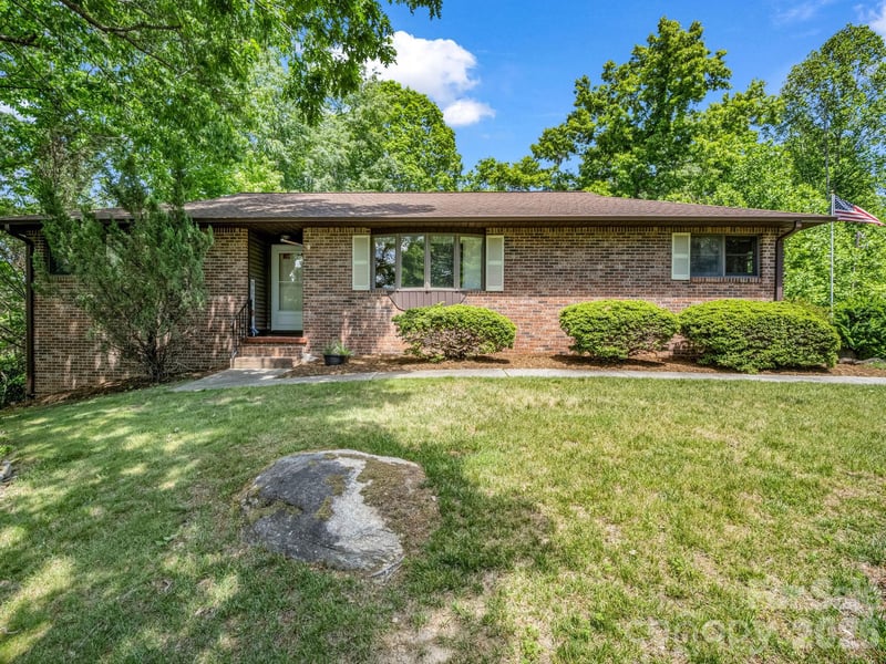 156 Deer Rn, Hendersonville, NC 28739