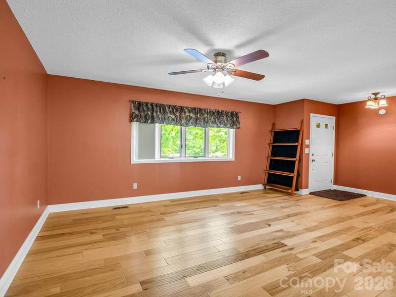 156 Deer Rn, Hendersonville, NC 28739