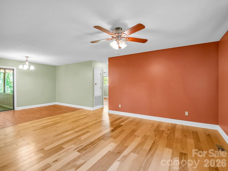 156 Deer Rn, Hendersonville, NC 28739