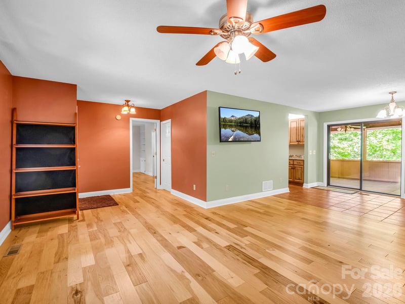 156 Deer Rn, Hendersonville, NC 28739