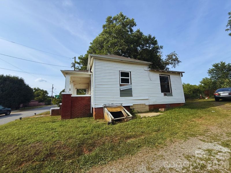 241 S Ervin Ave, Newton, NC 28658