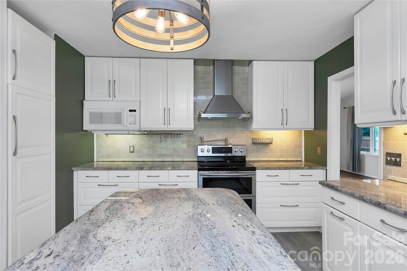138 Surry Ln, Hendersonville, NC 28791