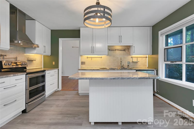 138 Surry Ln, Hendersonville, NC 28791
