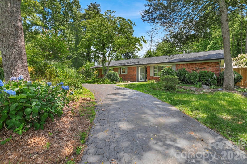 138 Surry Ln, Hendersonville, NC 28791