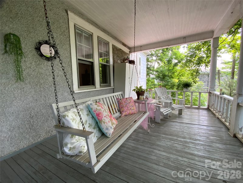 58 Seminary St, Saluda, NC 28773