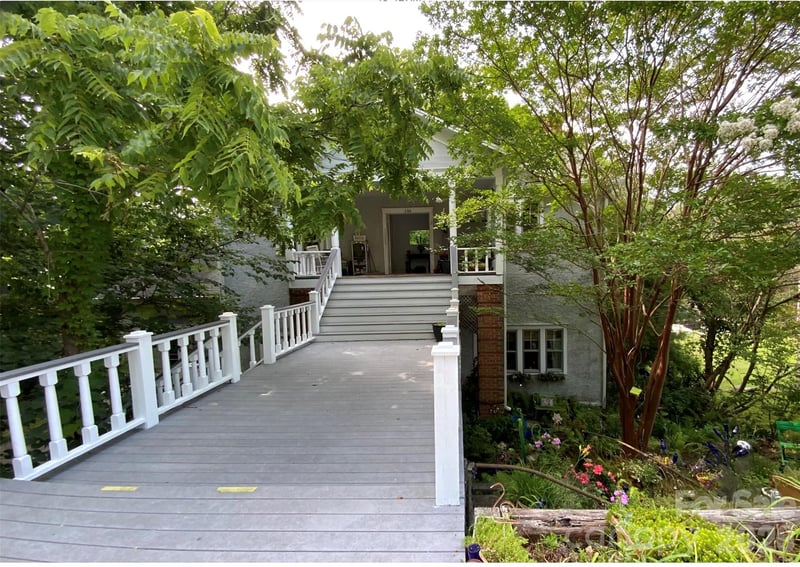 58 Seminary St, Saluda, NC 28773