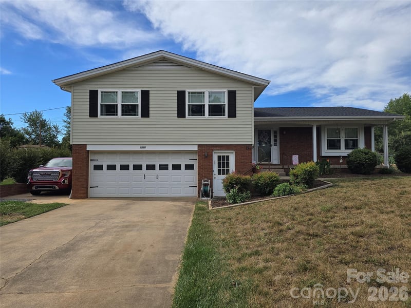 5760 Valley Field Rd, Hickory, NC 28602