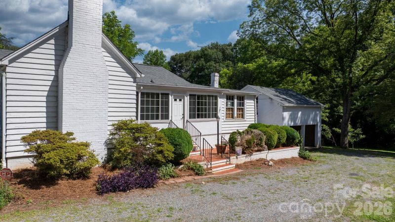 608 1st St W, Conover, NC 28613