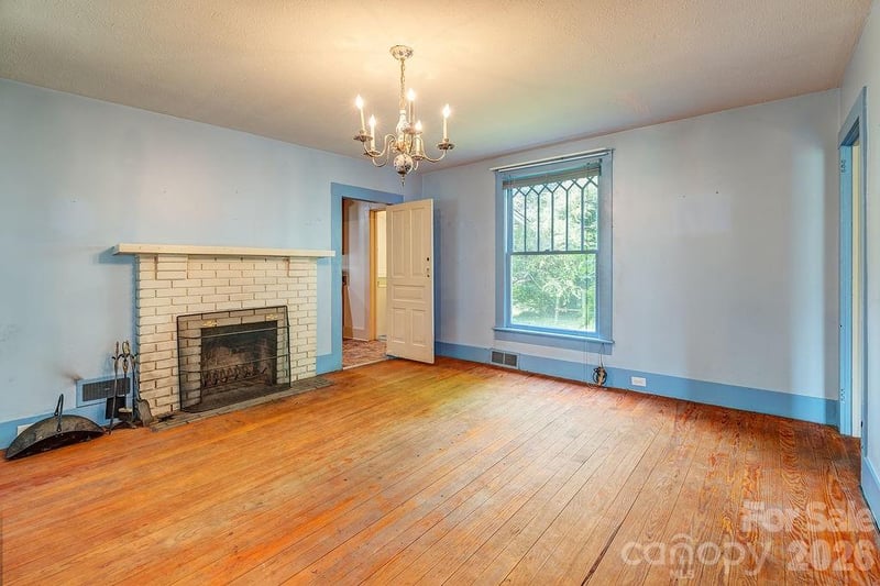 648 Lakeshore Dr, Asheville, NC 28804